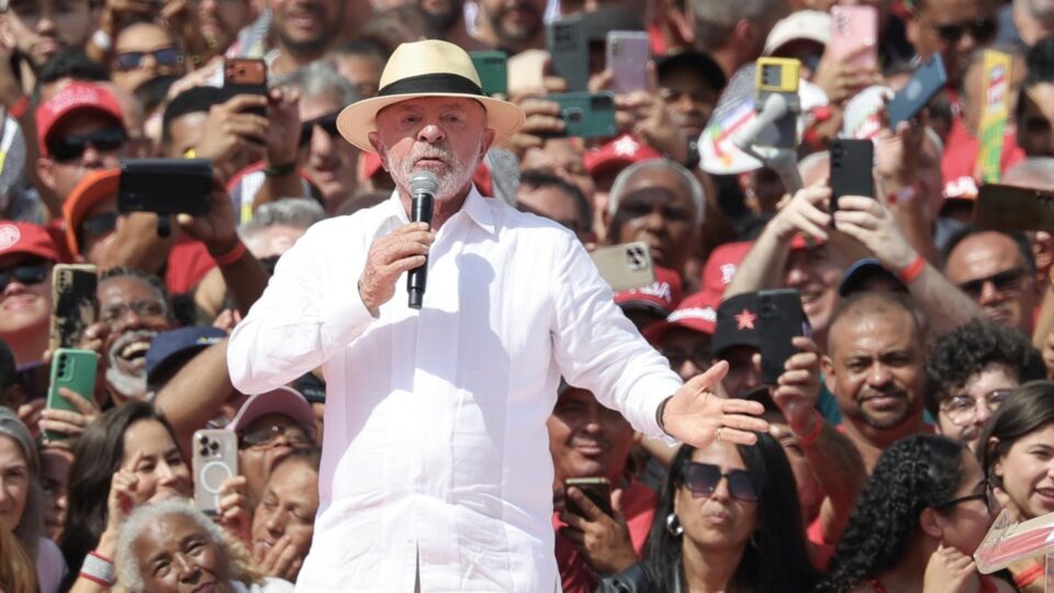 Lula defende enriquecimento de urânio “para fins pacíficos” no Brasil
