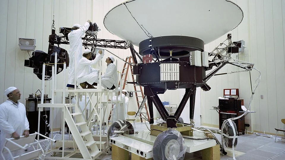 A sonda Voyager 2 durante testes antes do lançamento, em 1977; a espaçonave foi lançada em 20 de agosto daquele ano e se tornou a única a visitar Urano e Netuno.