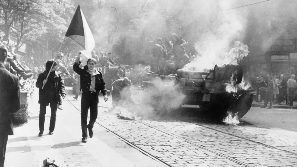 Manifestantes enfrentam tanques soviéticos nas ruas de Praga durante a invasão da Tchecoslováquia, em agosto de 1968, que encerrou a Primavera de Praga.