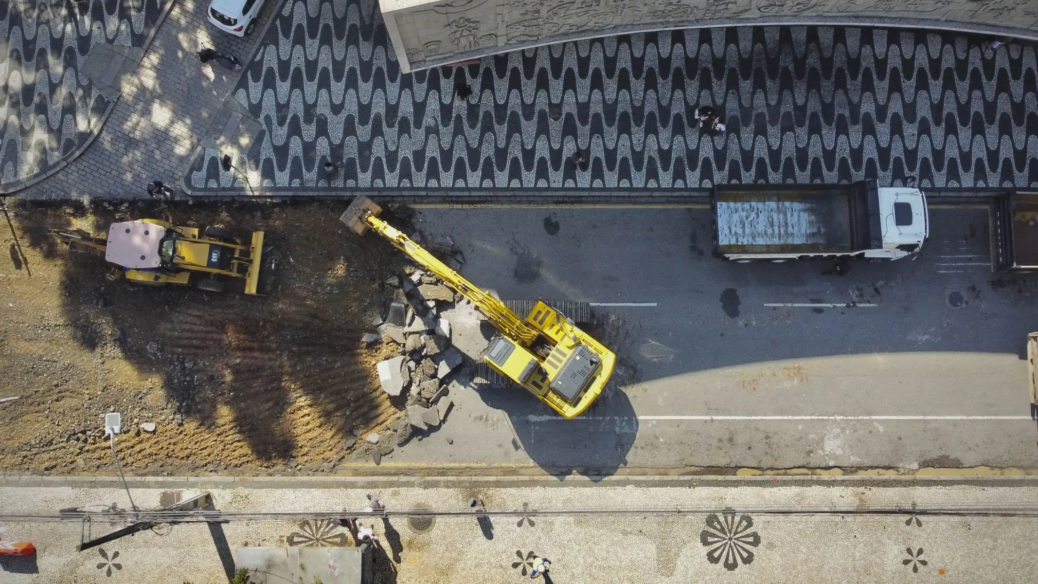 Obras do novo calçadão na Rua Conselheiro Laurindo fazem parte do PRO Curitiba, programa que reúne projetos de mobilidade e infraestrutura urbana para modernizar diferentes regiões da cidade.