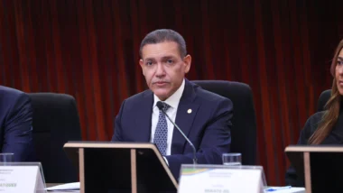 TSE tem maioria para remover posts de Flávio, mas Nunes Marques trava julgamento