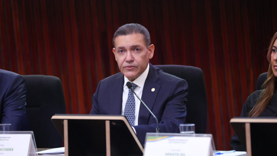 TSE forma maioria para remover posts de Flávio Bolsonaro contra Lula, mas pedido de vista suspende julgamento