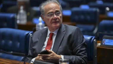 Eudócia Caldas tem 48 horas para remover vídeos que chamam senador de "advogado de vorcaro" e "corrupto".