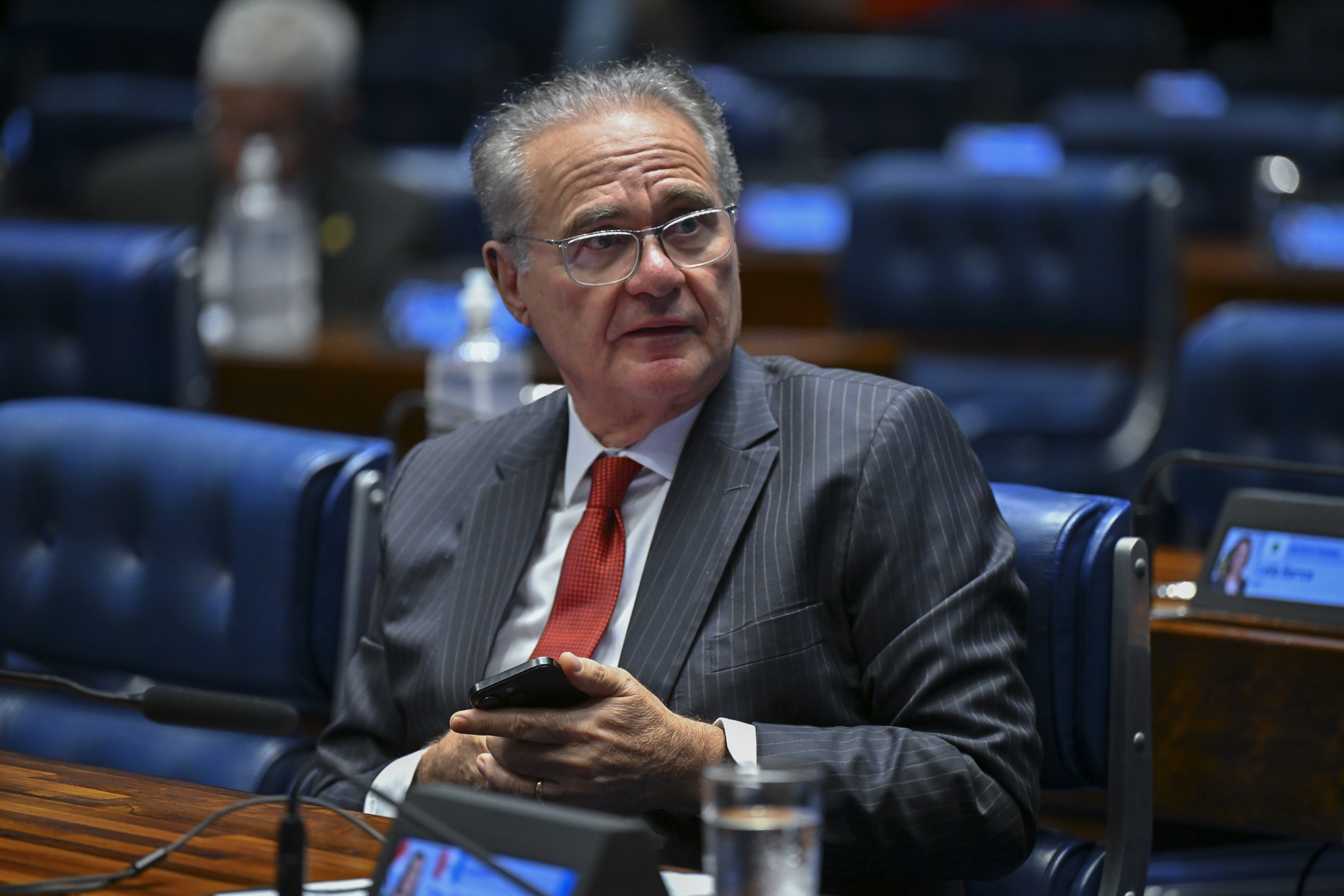 Eudócia Caldas tem 48 horas para remover vídeos que chamam senador de “advogado de vorcaro” e “corrupto”.
