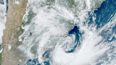 Imagem do satélite GOES referente a um ciclone extratropical, formado em abril de 2026.