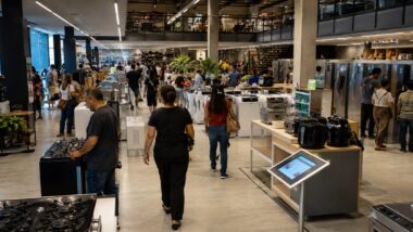 Transformação do varejo amplia debate sobre o papel das lojas físicas em meio ao avanço dos canais digitais.