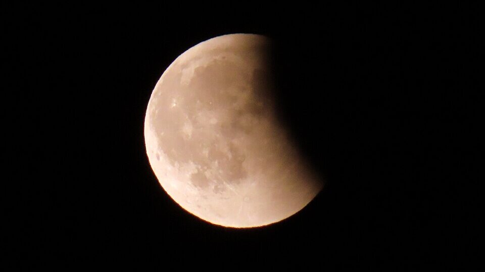 Eclipse lunar será visível em todo o Brasil na virada de quinta para sexta-feira