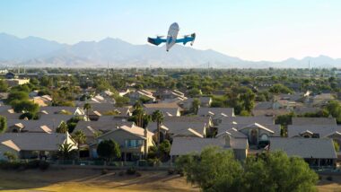 Fotografia fornecida pela Amazon mostrando um drone de entrega do Amazon Prime Air sobrevoando um bairro residencial nos Estados Unidos
