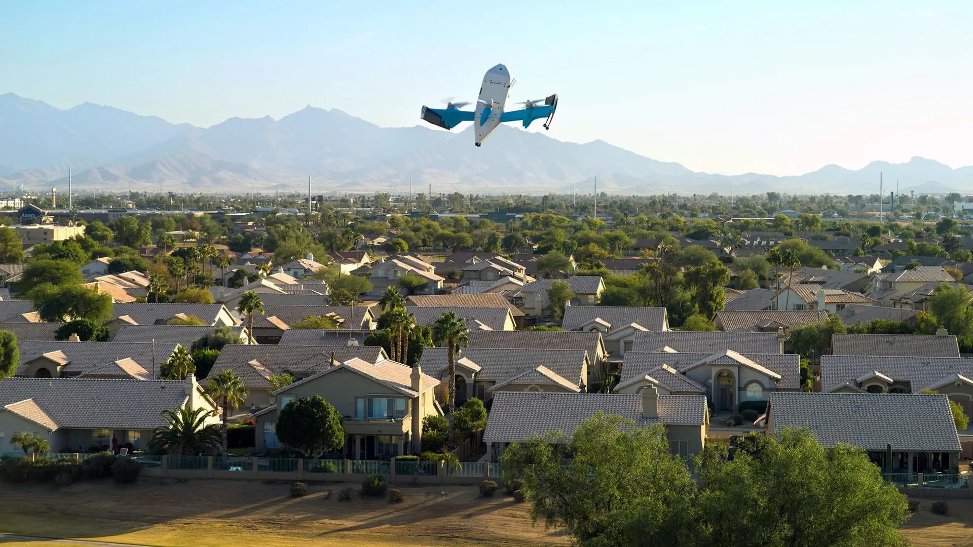 Fotografia fornecida pela Amazon mostrando um drone de entrega do Amazon Prime Air sobrevoando um bairro residencial nos Estados Unidos