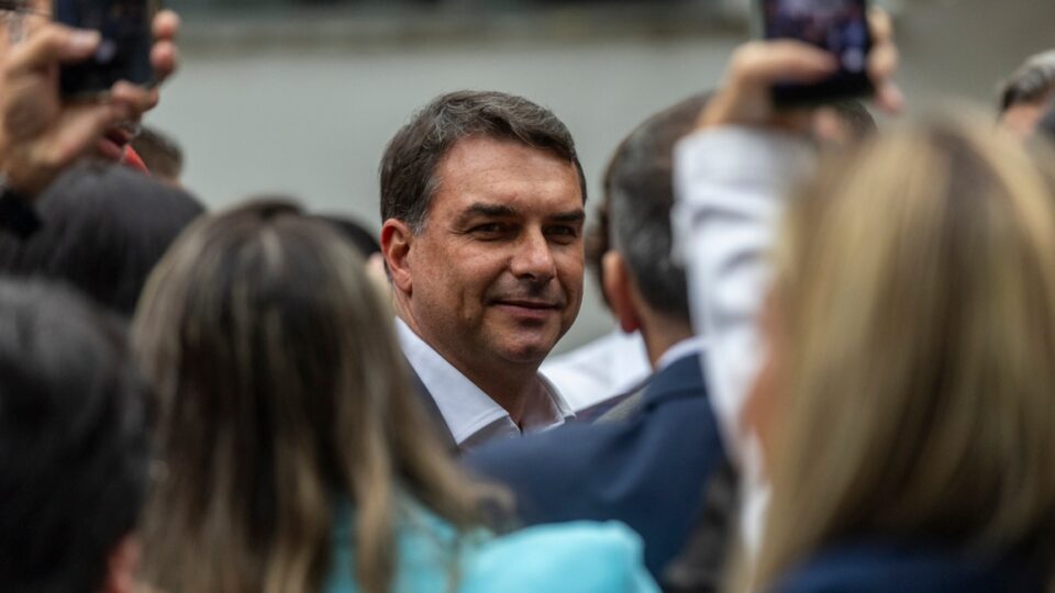 Flávio diz que já prestou contas sobre filme de Bolsonaro, mas sem detalhar publicamente