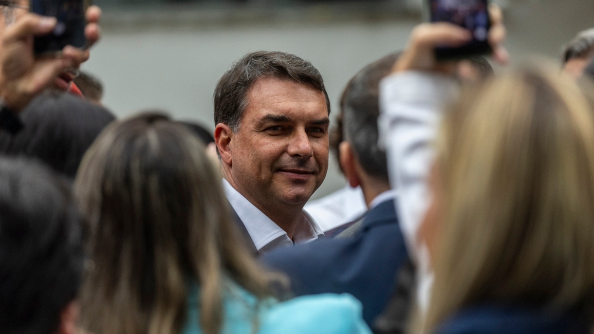 Flávio diz que já prestou contas sobre filme de Bolsonaro, mas sem detalhar publicamente