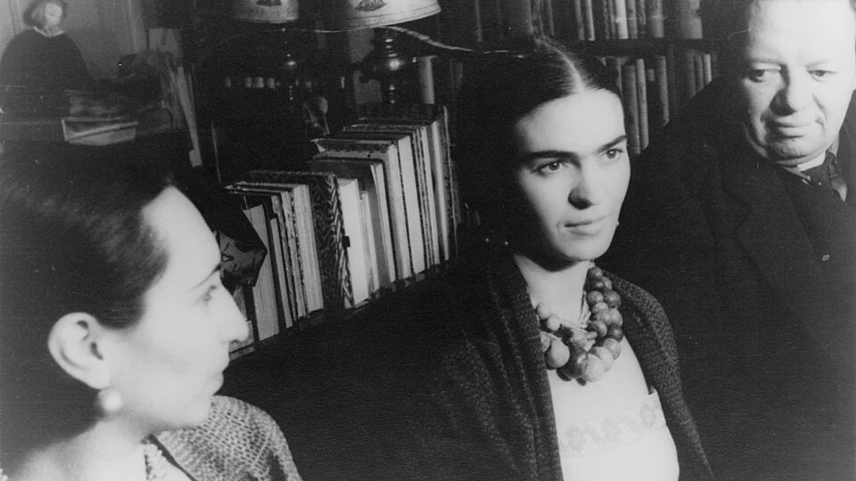 Frida Kahlo (ao centro) e Diego Rivera (à direita) se casaram em 21 de agosto de 1929, dando início a uma das relações mais conhecidas da história da arte mexicana. 