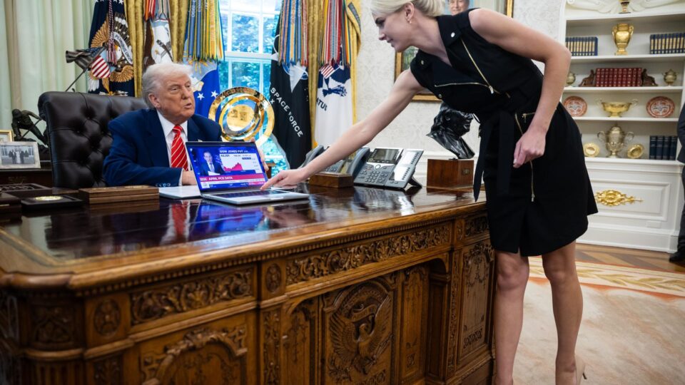 Quem é a assessora “preferida” de Trump que o acompanhou em esconderijo após ameaça do Irã