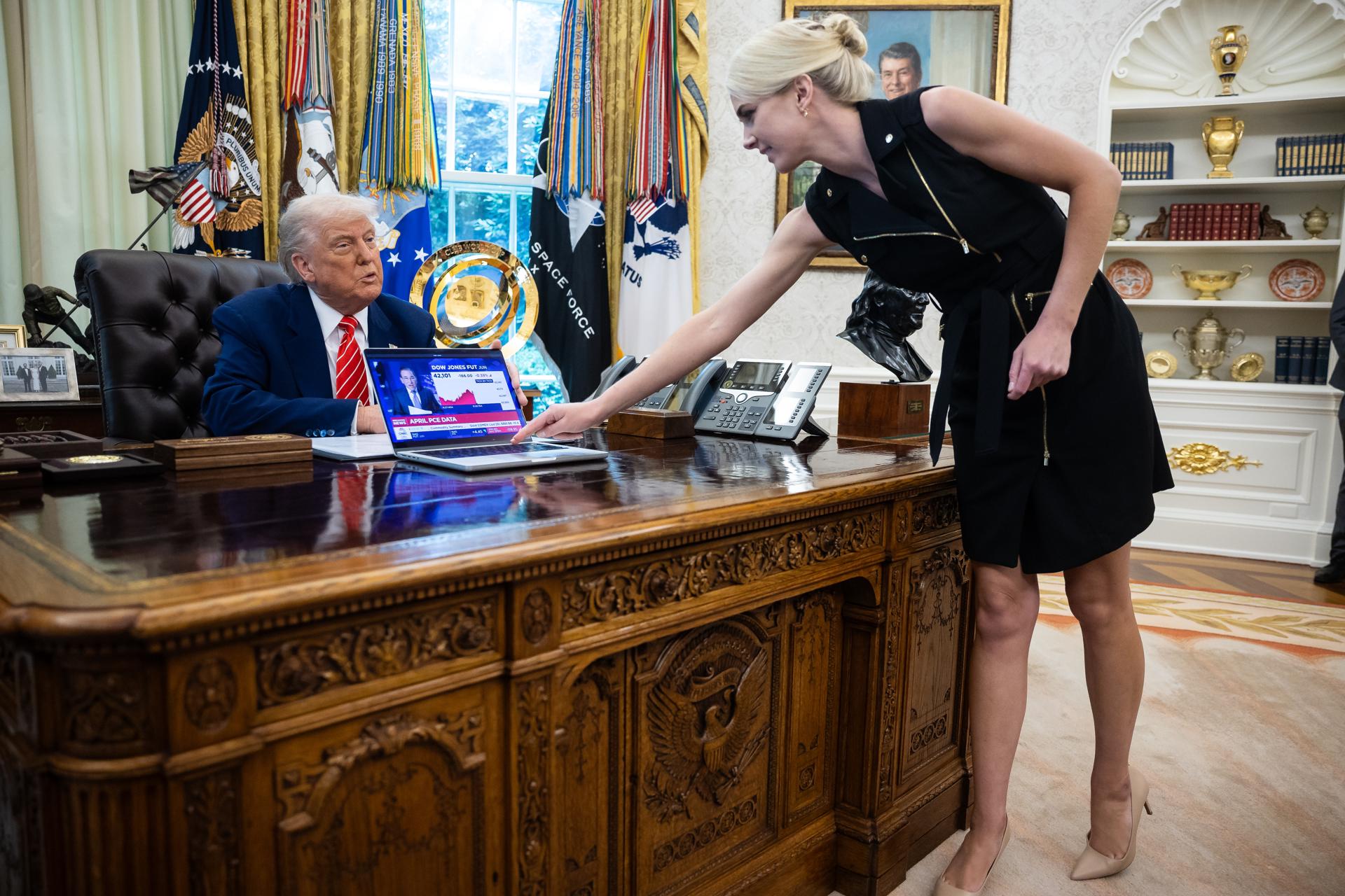 Quem é a assessora “preferida” de Trump que o acompanhou em esconderijo após ameaça do Irã