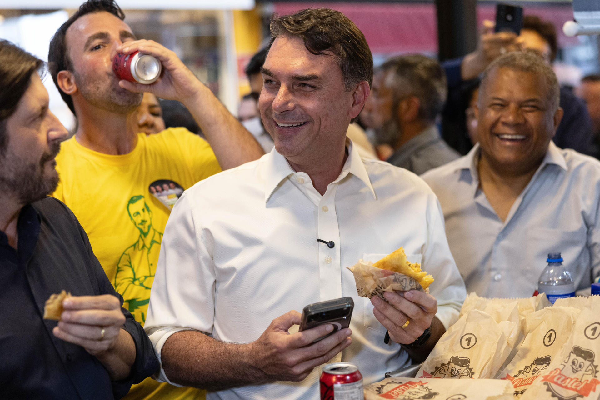 Lulinha processa Flávio Bolsonaro e pede remoção imediata de vídeo sobre farra do INSS
