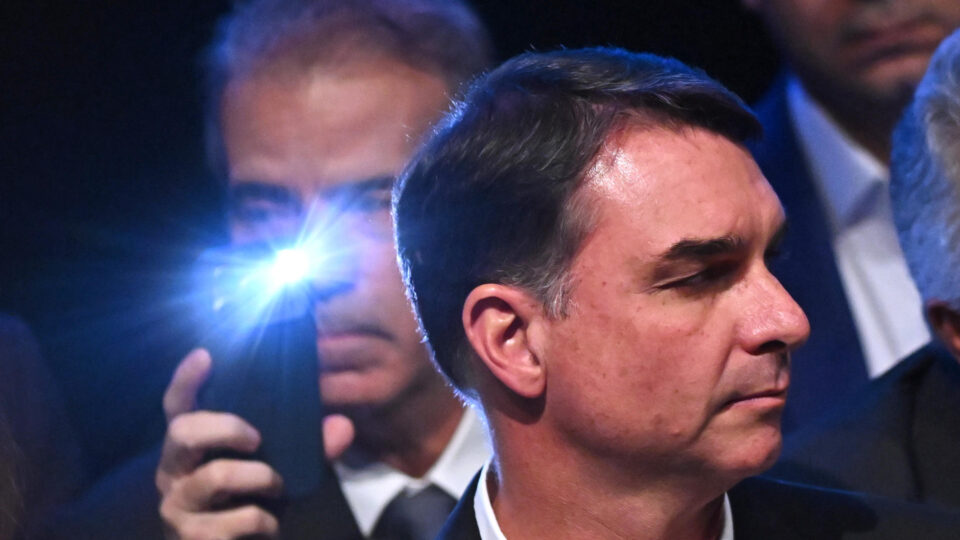Flávio Bolsonaro critica ataques de presidenciáveis de centro-direita e pede foco em Lula