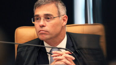 Mendonça manda retirar vídeo de inteligência artificial que associa Flávio Bolsonaro a Daniel Vorcaro.
