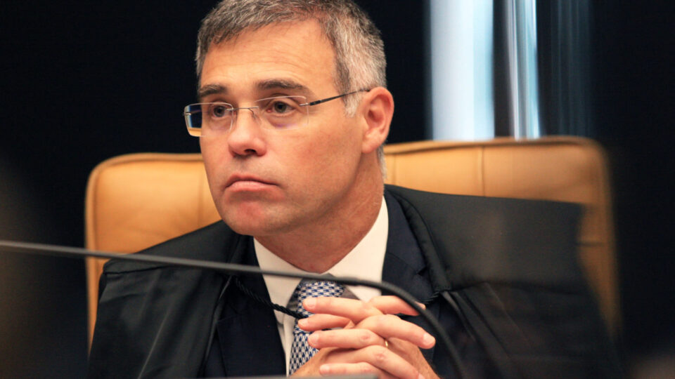 Mendonça barra vídeo de IA que liga Flávio a Vorcaro e rejeita argumento de sátira