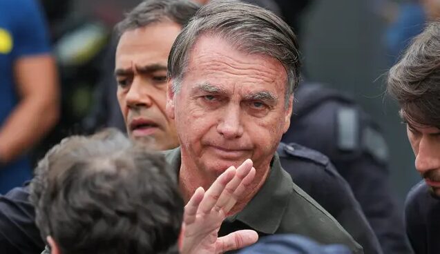 Moraes autoriza Carlos e Jair Renan a visitarem Jair Bolsonaro em casa