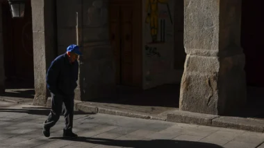 Idoso caminha em Madrid: pesquisas tentam desvendar aspectos envolvendo supercentenários.