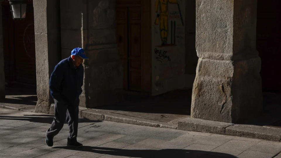 Idoso caminha em Madrid: pesquisas tentam desvendar aspectos envolvendo supercentenários.