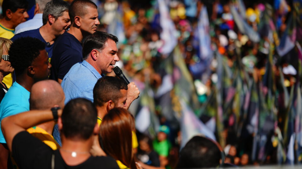 Flávio Bolsonaro amplia equipe econômica para plano de governo