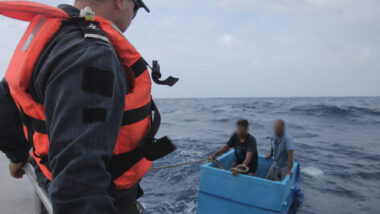 Após cinco dias à deriva no Pacífico, os dois pescadores foram localizados a cerca de 241 quilômetros da costa de Chiapas e levados em segurança pela Marinha mexicana.