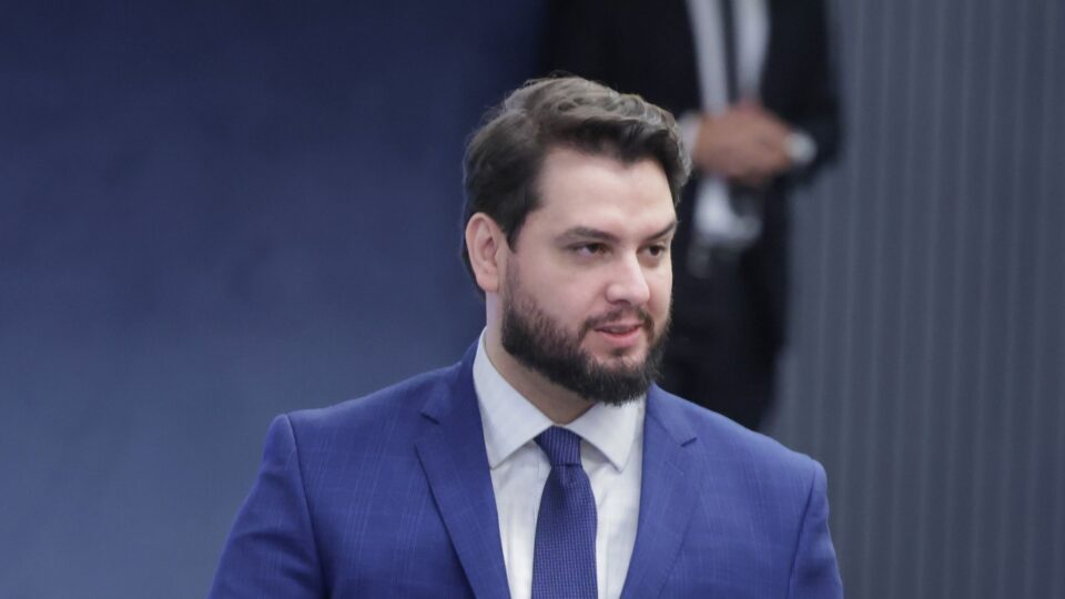 Defesa de Filipe Martins insiste após Moraes não analisar pedido de visita de Flávio Bolsonaro