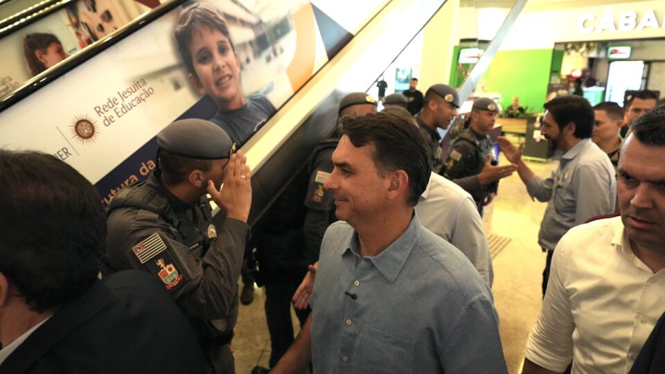 Flávio usa “padrão Bukele” para apresentar agenda de segurança