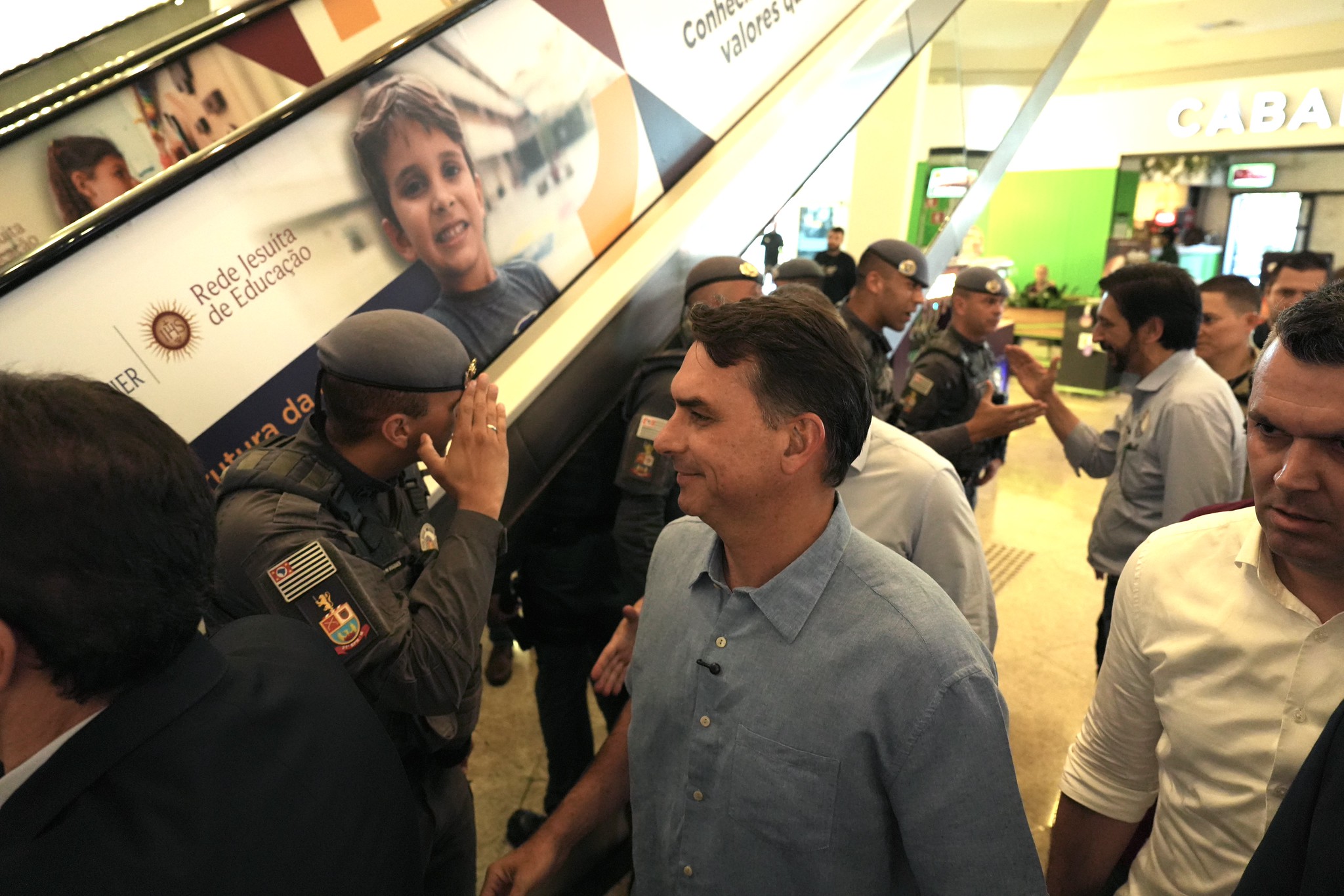 Flávio usa “padrão Bukele” para apresentar agenda de segurança