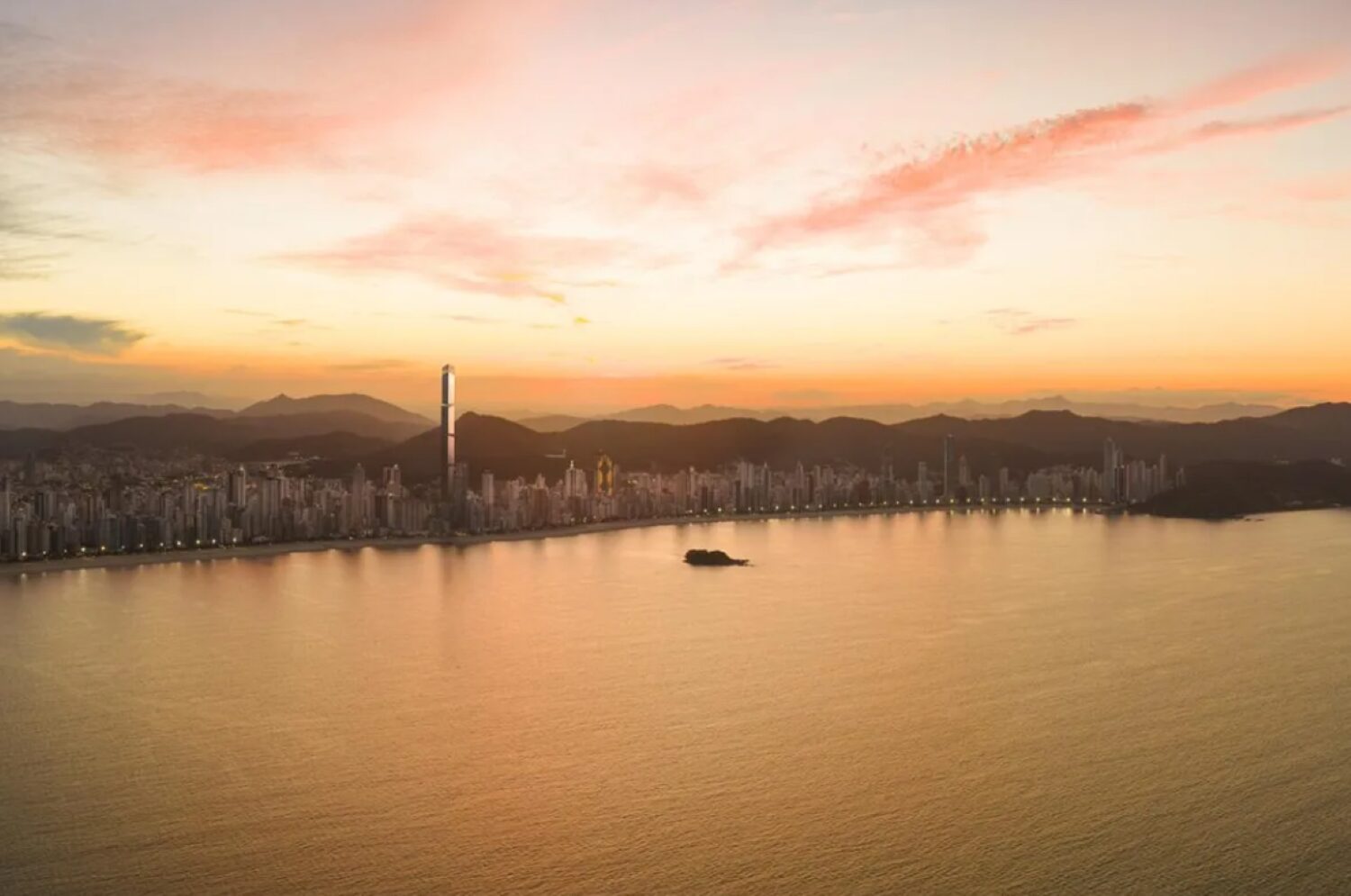 O primeiro empreendimento da empresa na cidade será um arranha-céu de 400 metros de altura, que depois de pronto só deve perder em tamanho para o Senna Tower – que passará dos 500 metros