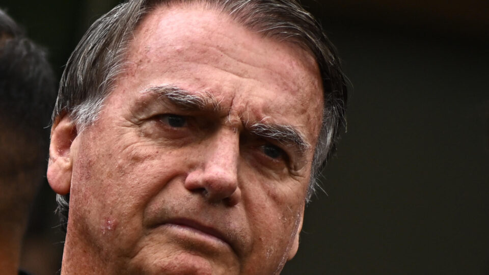 Bolsonaro tem oscilações de pressão e defesa pede ampliação de fisioterapia