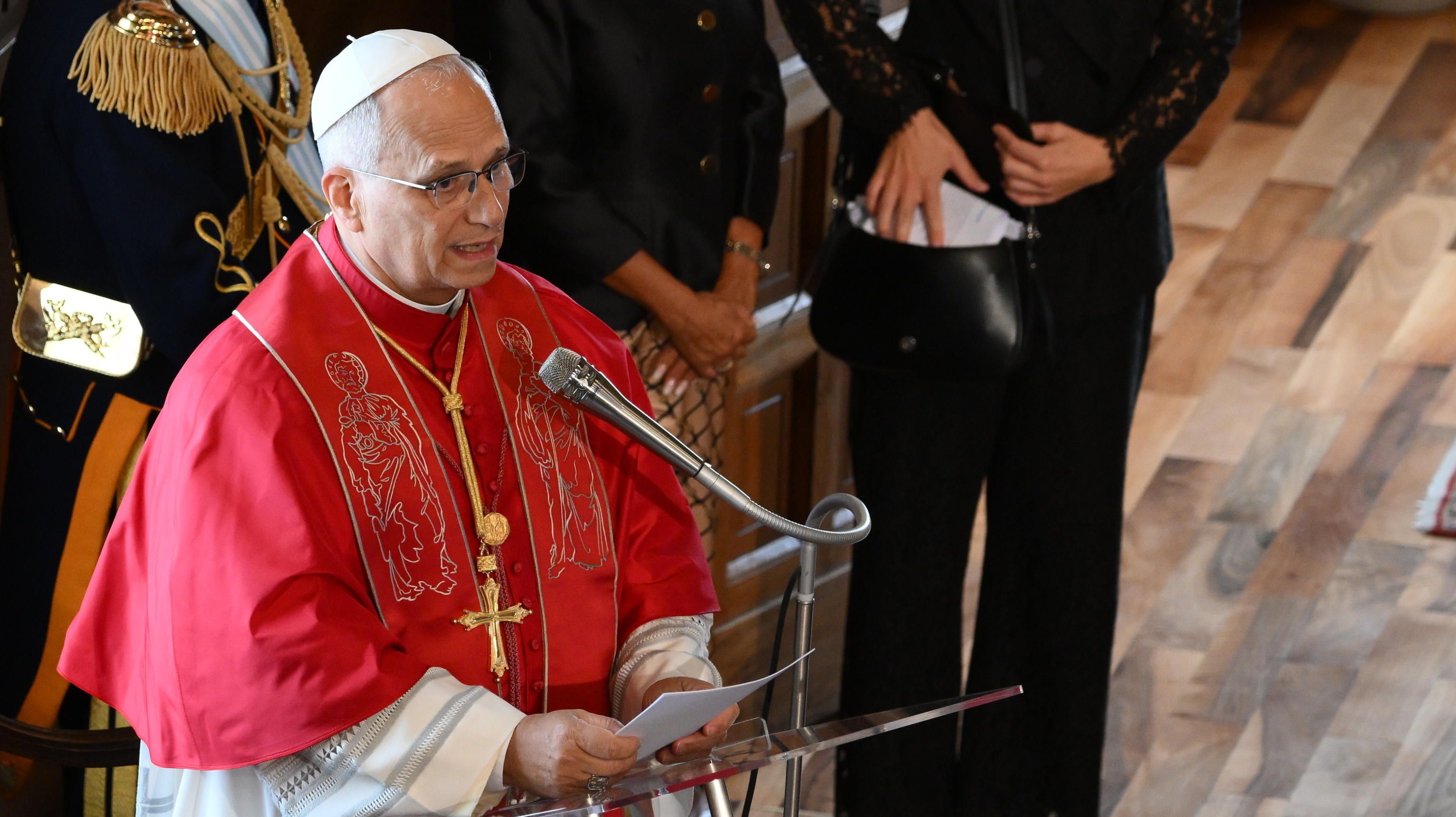 O papa Leão XIV discursa às autoridades no Palazzo Pubblico de San Marino.