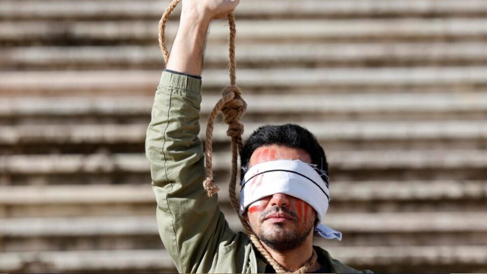 Irã executa homem acusado de ajudar EUA e Israel durante protestos contra o regime