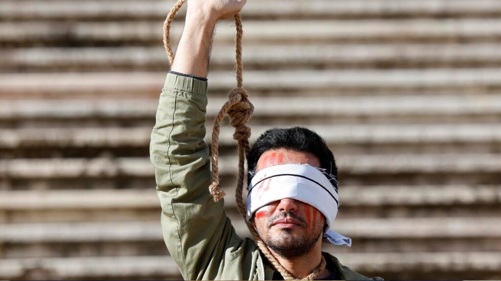 Manifestante protesta contra a pena de morte para opositores do regime iraniano: execução deste domingo (23) ocorre em meio ao aumento da repressão no país