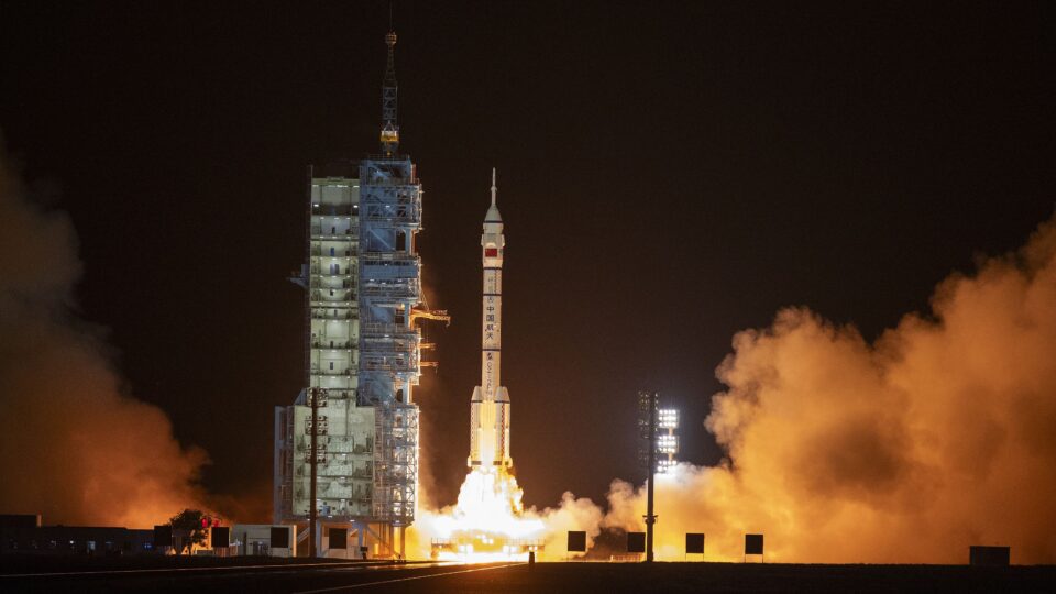China adia lançamento de sonda que pousaria na Lua