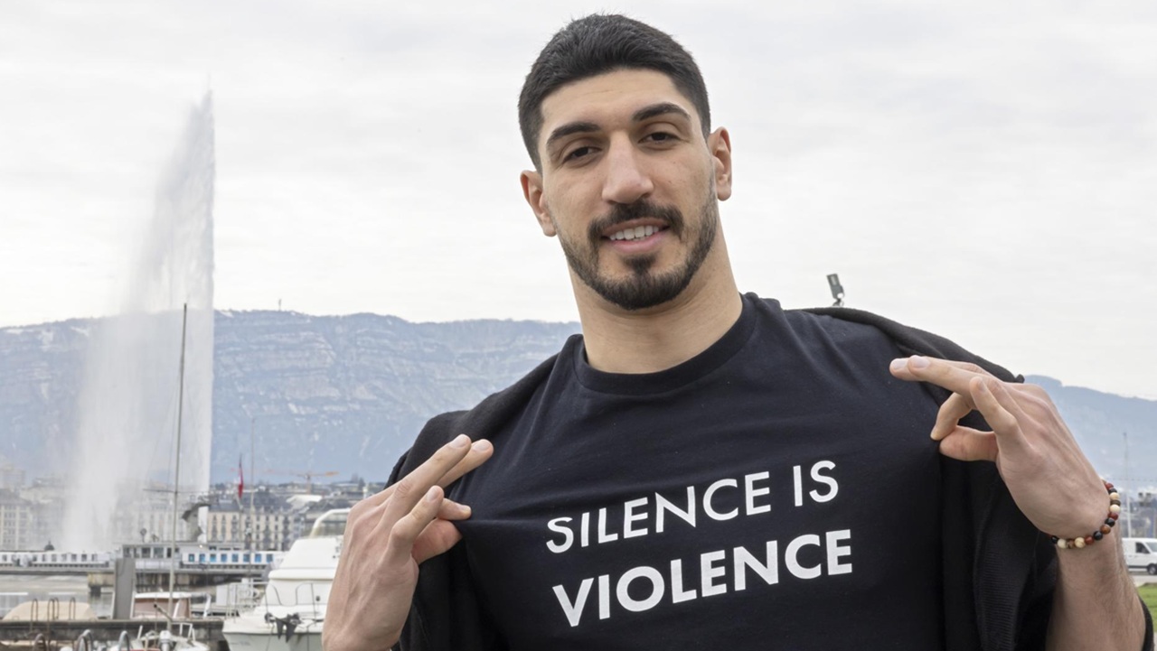 Ex-jogador é expulso de partida da WNBA após protesto contra atletas trans na liga