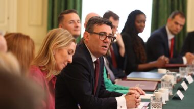 Primeiro-ministro trabalhista Andy Burnham, durante reunião com seu gabinete.