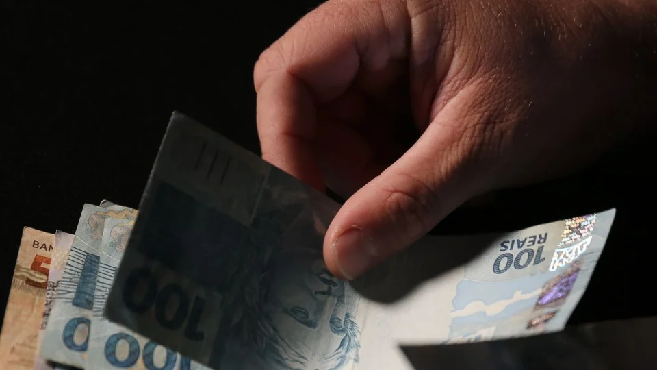 Reclamações envolvem cobrança de seguros sem consentimento e inclusão de dívidas prescritas em contas-salário.