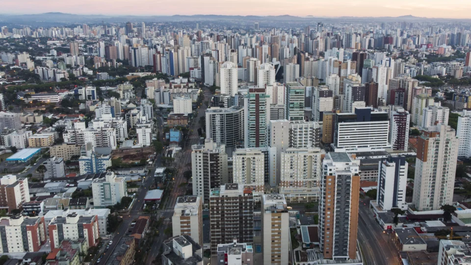 Curitiba lidera indicadores de mobilidade social e oferece as maiores chances de ascensão econômica entre as capitais. - Na imagem, vista aérea da cidade. Foto: Pedro Ribas/SMCS