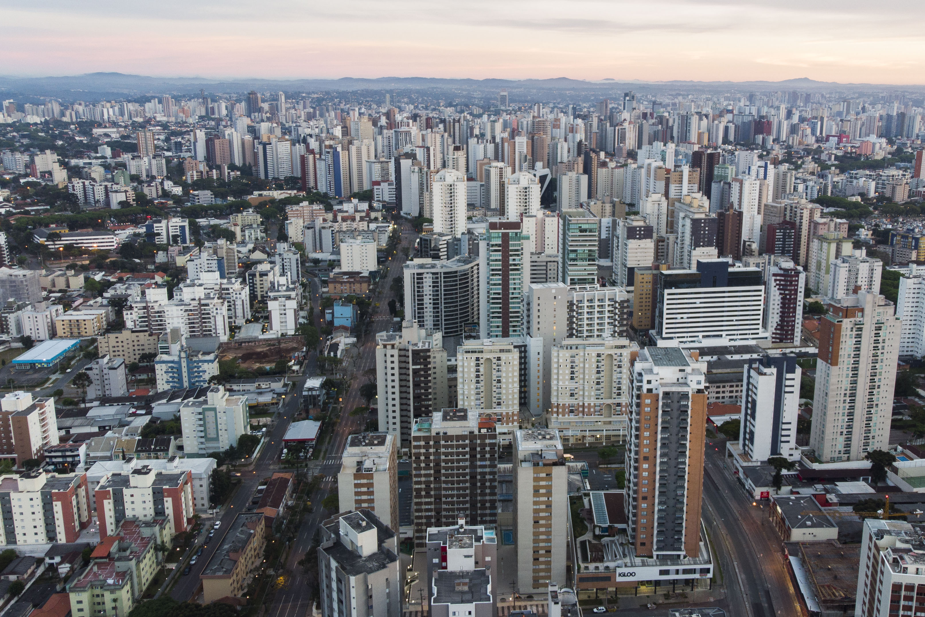 Curitiba lidera indicadores de mobilidade social e oferece as maiores chances de ascensão econômica entre as capitais.  – Na imagem, vista aérea da cidade. Foto: Pedro Ribas/SMCS
