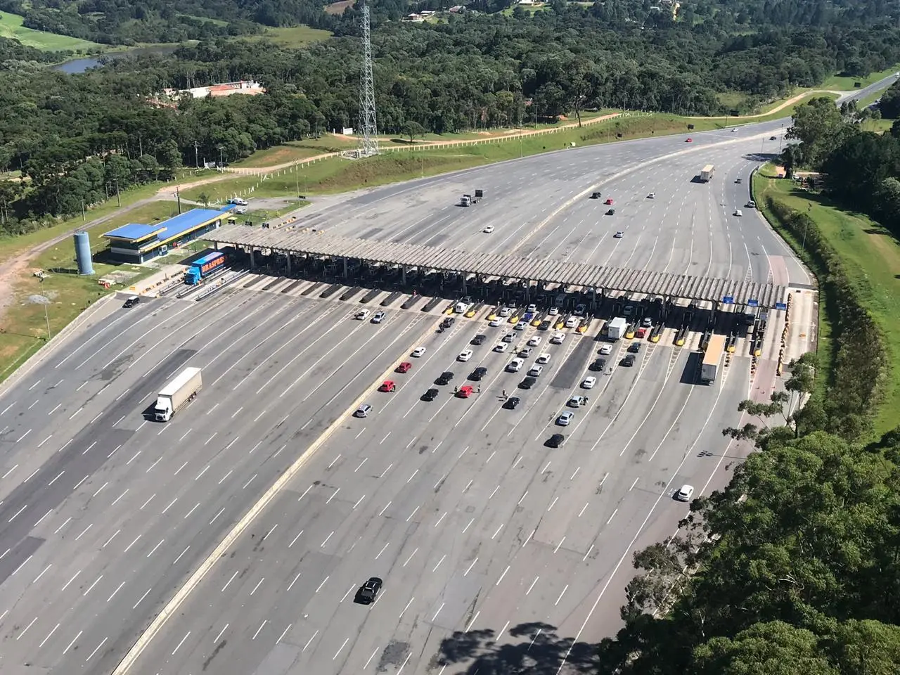 Com a expansão do free flow, motoristas passam a acompanhar as cobranças de pedágio eletrônico de forma mais centralizada pela CNH do Brasil.