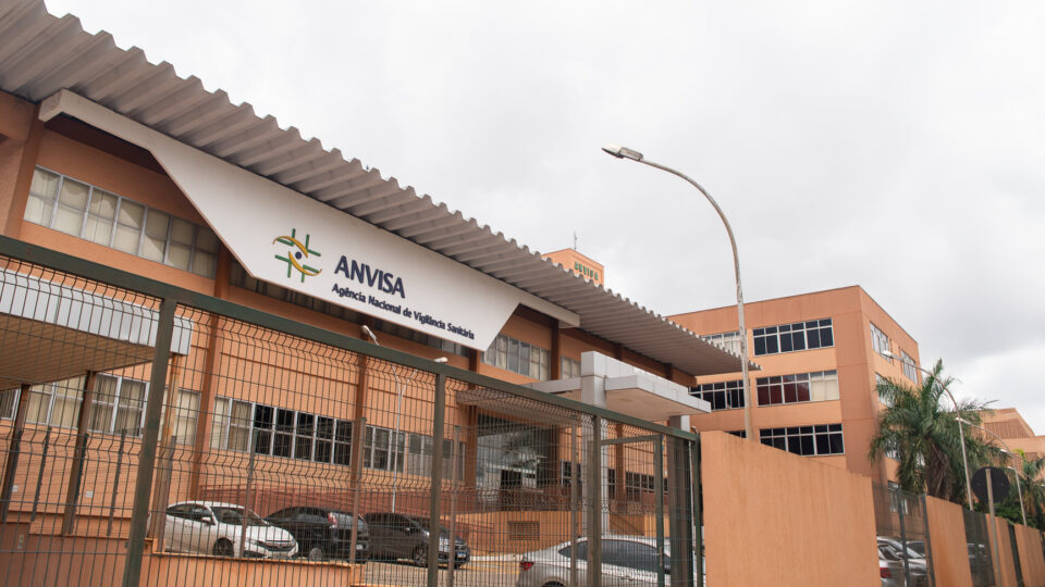Medicamento de vetor viral tem registro cancelado após suspensão por mortes em terapias gênicas