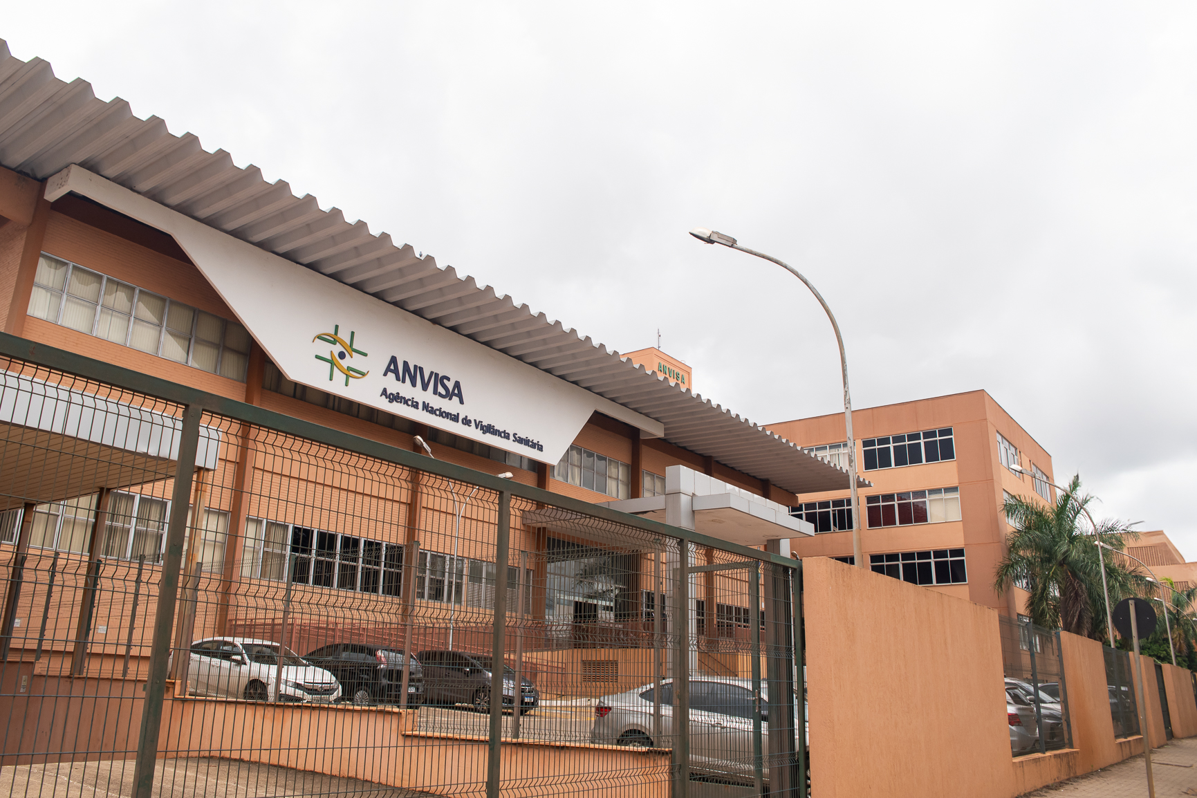 Agência comunicou que laboratório pediu cancelamento por dados insuficientes após óbitos nos EUA levarem a suspensão.
