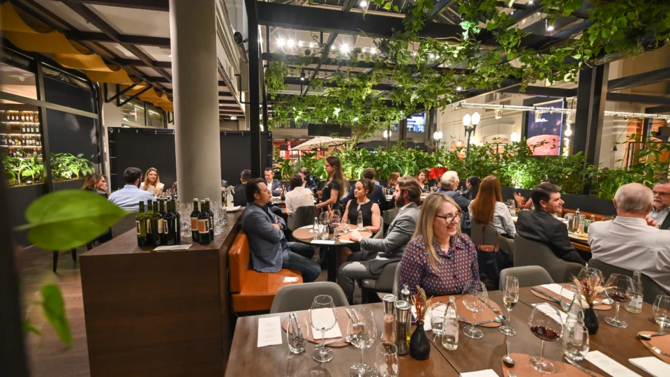 Jantar em Curitiba reuniu profissionais do Direito para uma noite de gastronomia, vinhos e networking em celebração ao Dia do Advogado.