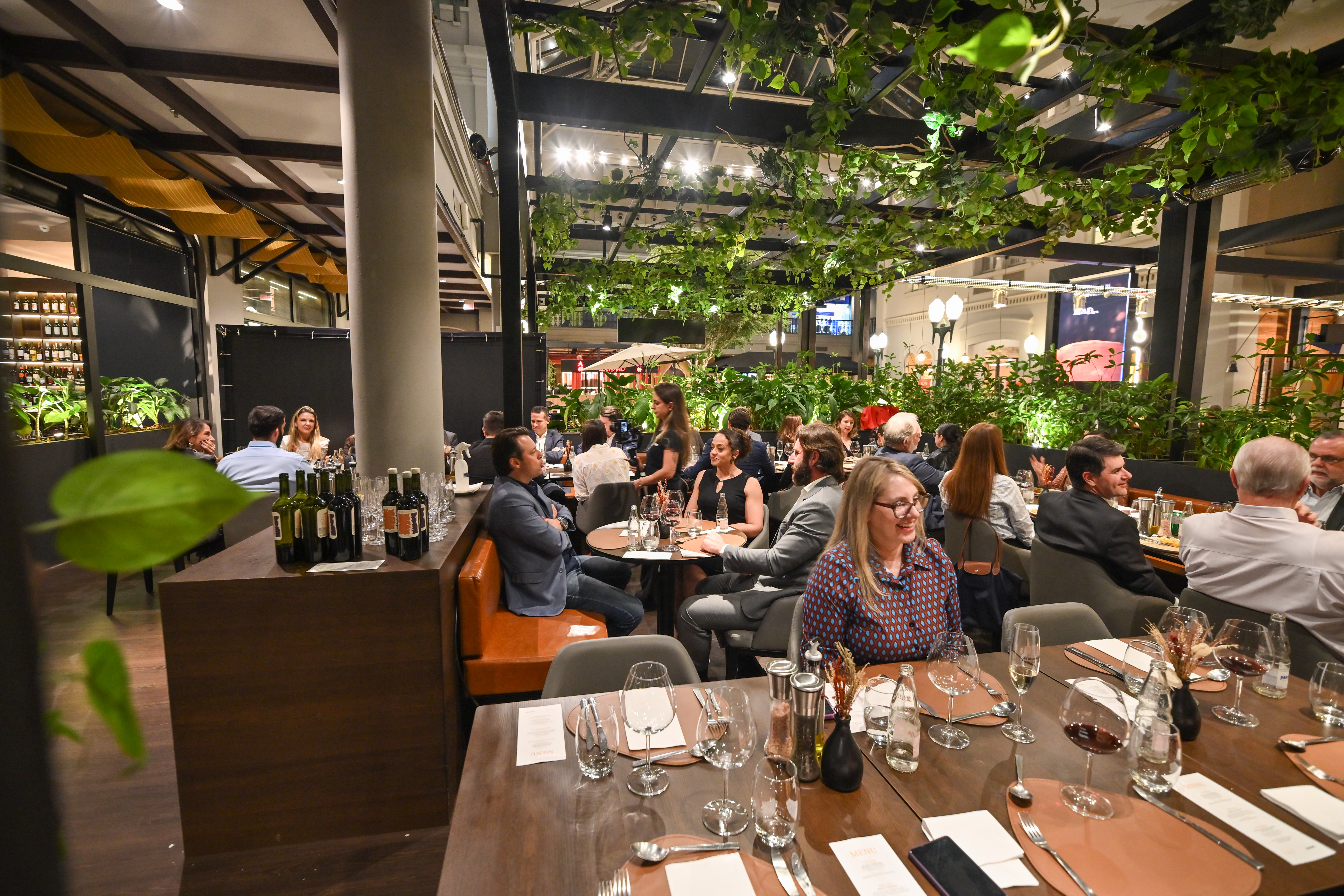 Jantar em Curitiba reuniu profissionais do Direito para uma noite de gastronomia, vinhos e networking em celebração ao Dia do Advogado.