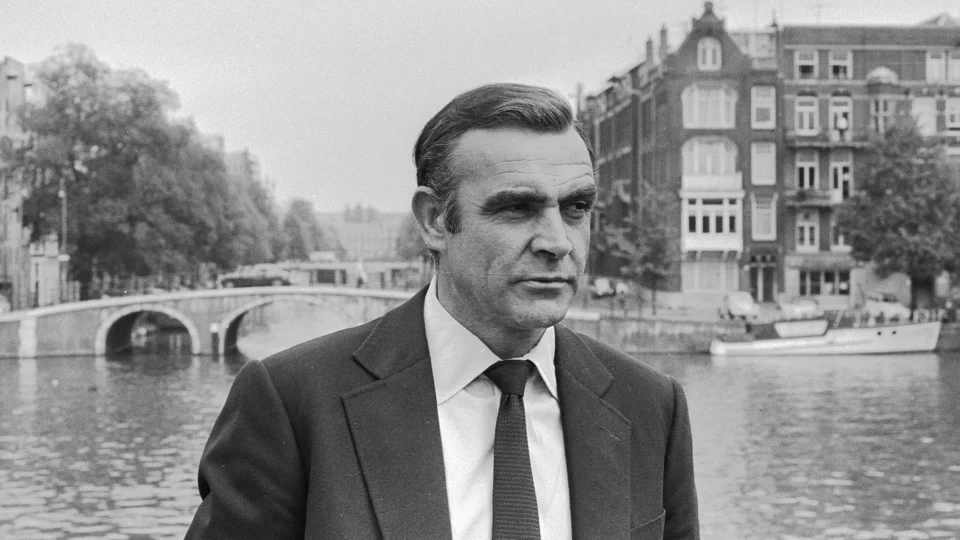 Sean Connery, que nasceu em 25 de agosto de 1930, foi o primeiro ator a interpretar James Bond no cinema.