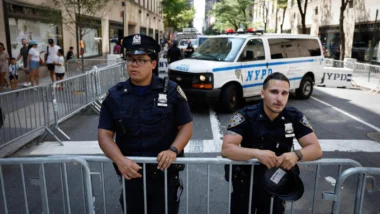 Policiais nas ruas de Nova York em julho de 2026: crime em queda.