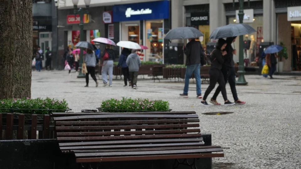 Inmet emite alerta amarelo para tempestades que devem atingir 7 estados brasileiros com previsão de granizo e ventos fortes.