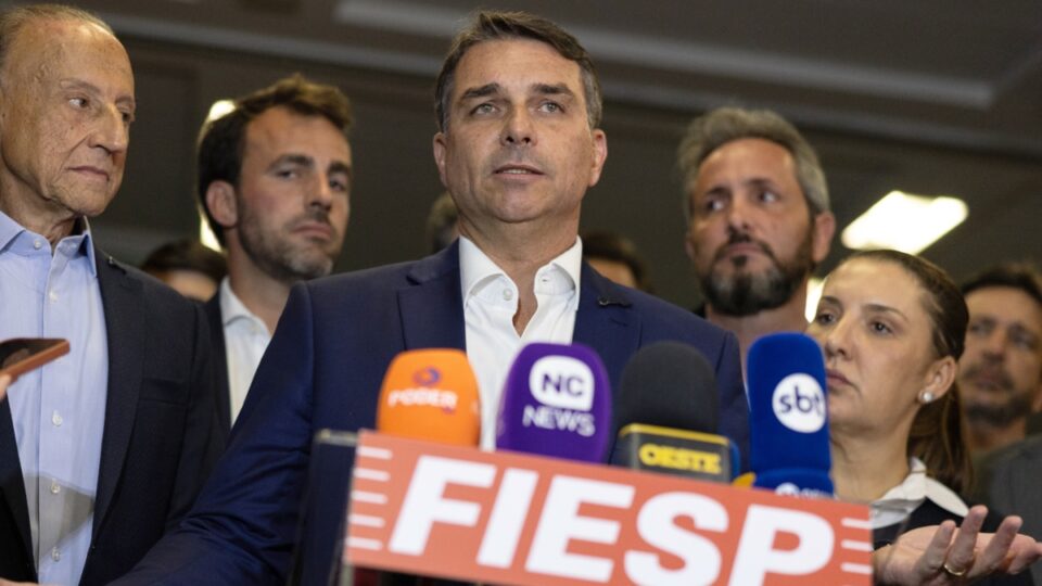 Flávio Bolsonaro reafirma contas de filme e cobra explicações de Lula